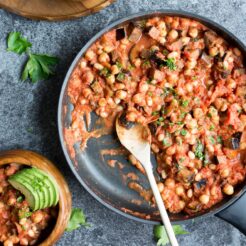 A 10 minute creamy vegan bean casserole, perfect to have on hand when you want a quick, easy dinner! Give this flavour packed dish a try one night this week for a great hearty, healthy and completely vegan meal!