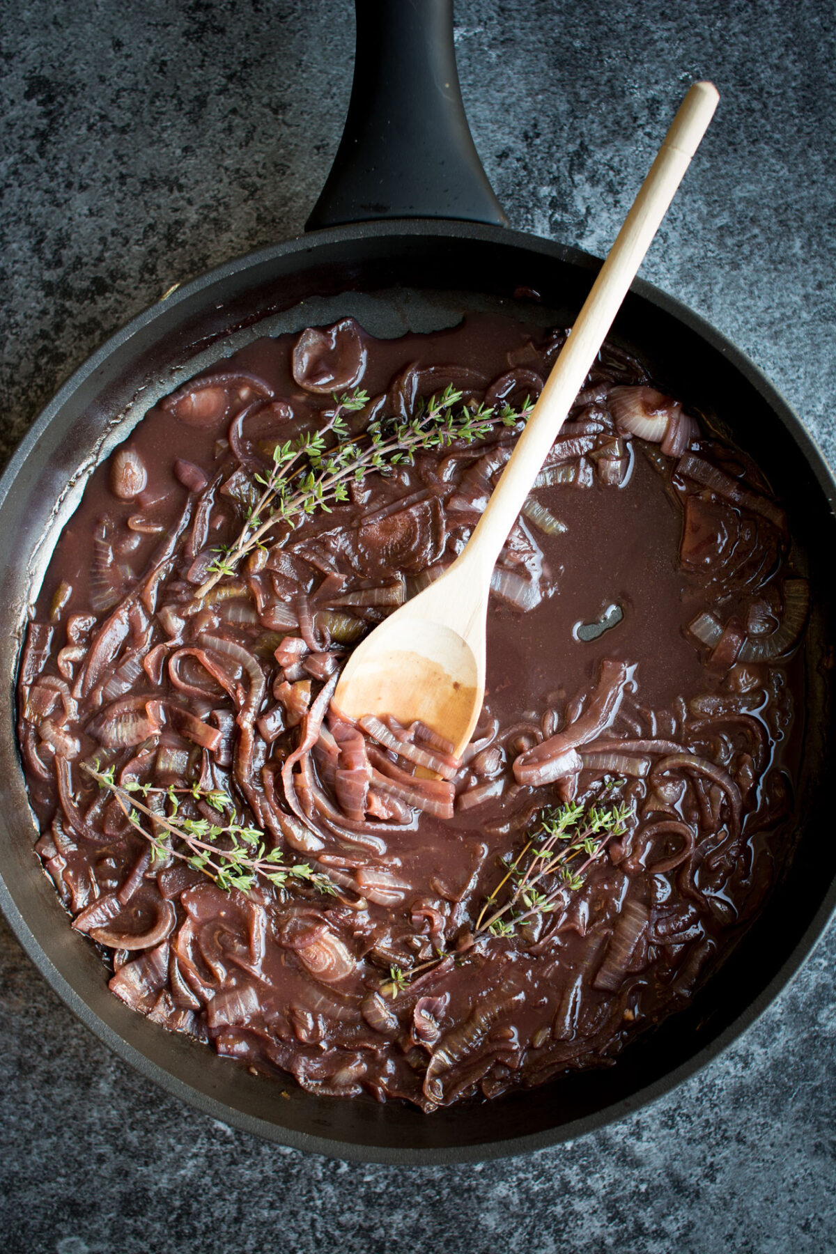 The best caramelized onion red wine vegan gravy!