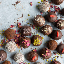 Vegan Chocolate Orange Bliss Balls. The PERFECT healthy and indulgent snack around... get this SUPER easy recipe here!