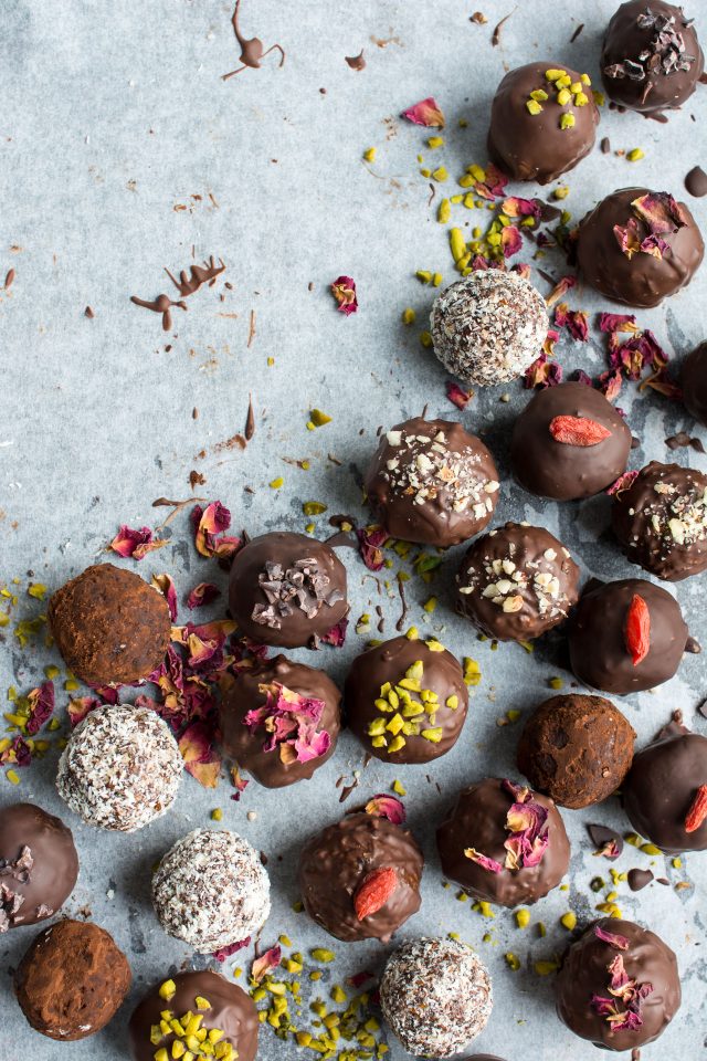 Vegan Chocolate Orange Bliss Balls. The PERFECT healthy and indulgent snack around... get this SUPER easy recipe here!