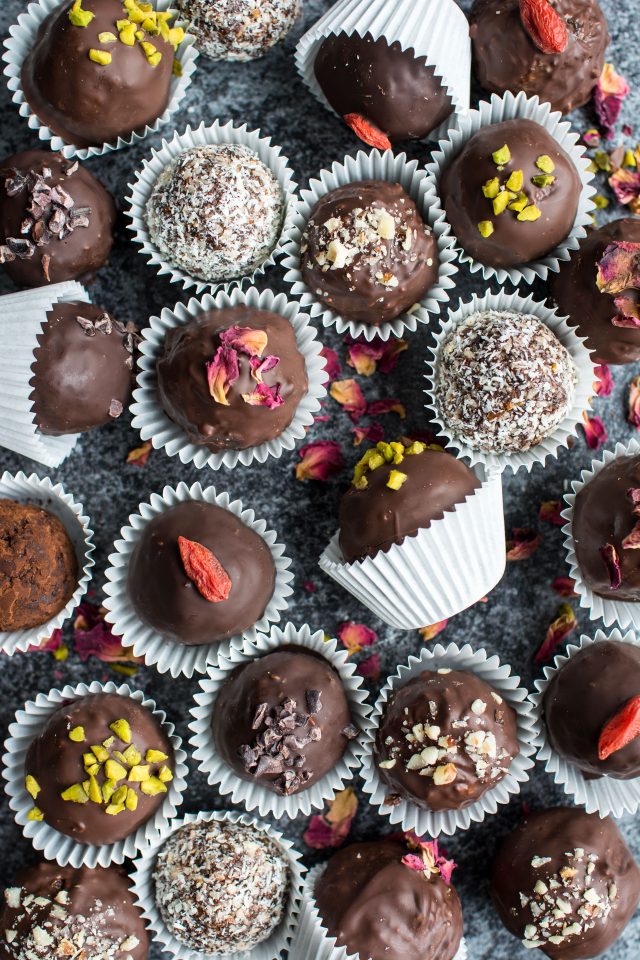 Vegan Chocolate Orange Bliss Balls. The PERFECT healthy and indulgent snack around... get this SUPER easy recipe here!