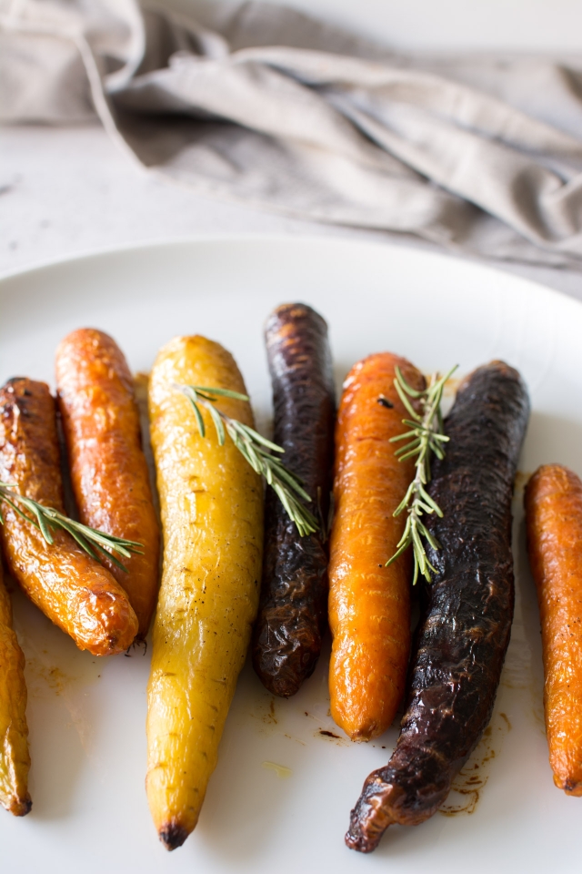 Complete your Roast dinner with these perfectly Honey Roasted Carrots with Rosemary. Crispy, soft and sweet, these carrots will compete with the main event at your next dinner!