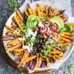 Mexican Style Loaded Baked Sweet Potato Fries. The PERFECT Friday night snack for chilling! Loaded with black beans, pico de Gallo and tons of #vegan mayonaisse, you're gonna love these!